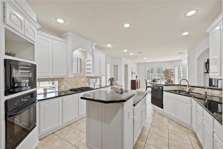 Photo 13 of 46 - 7006 Monarch Lake Ln, Katy, TX 77494