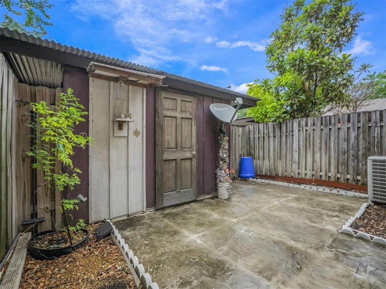 Photo 2 of 24 - 10380 Hammerly Blvd #29, Houston, TX 77043