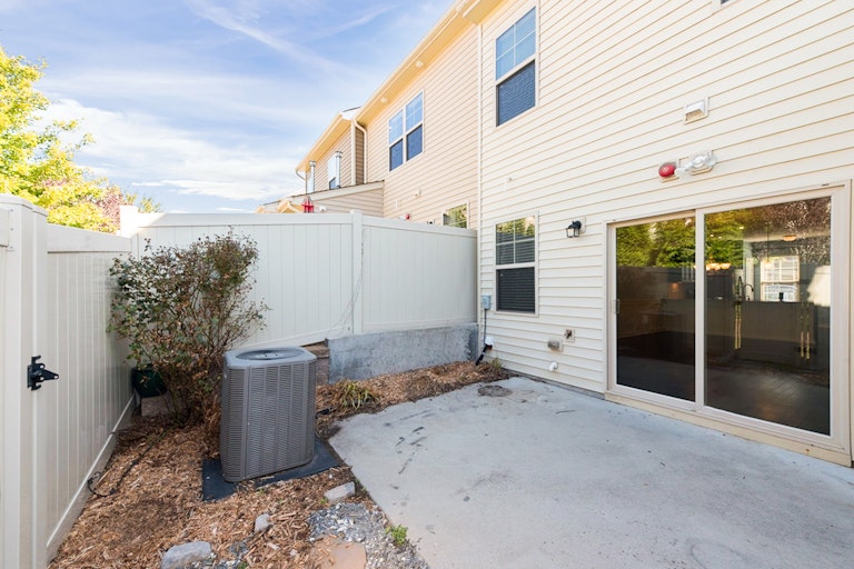Photo 5 of 13 - 7846 Allscott Way, Raleigh, NC 27612