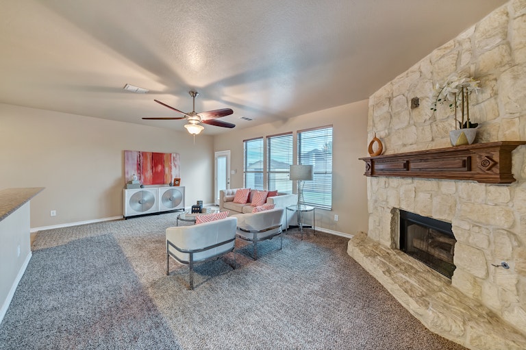 Photo 3 of 29 - 1409 Dun Horse Dr, Haslet, TX 76052
