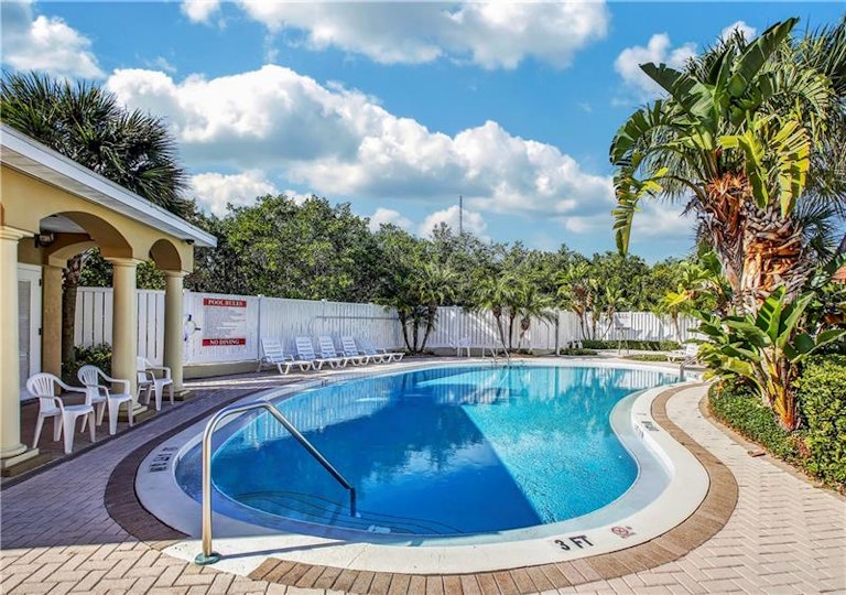 Photo 23 of 25 - 1040 Paseo Del Rio NE, Saint Petersburg, FL 33702