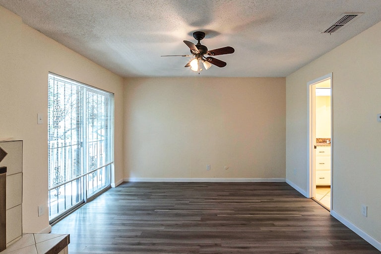 Photo 16 of 25 - 9326 Emberglow Ln, Dallas, TX 75243
