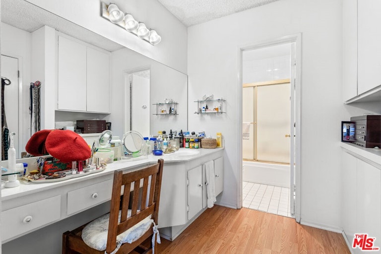 Photo 16 of 38 - 1250 S Beverly Glen Blvd #208, Los Angeles, CA 90024