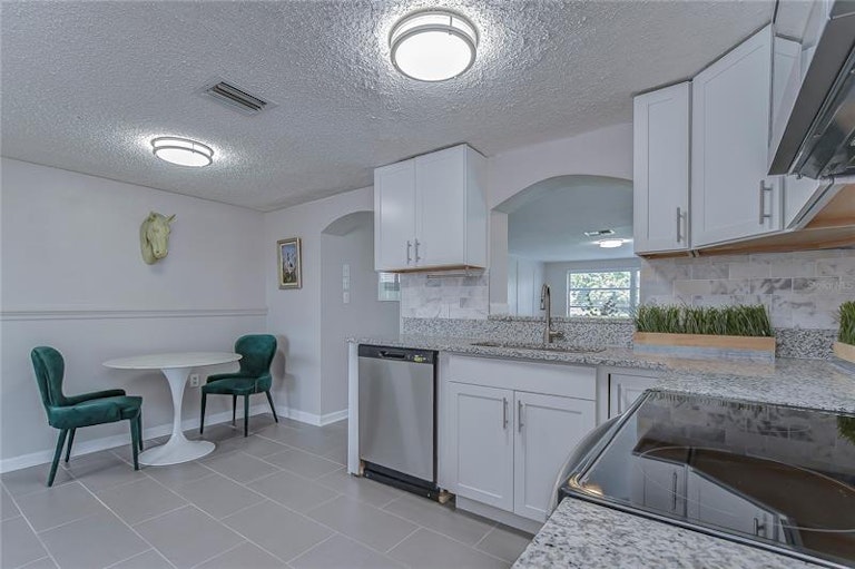 Photo 14 of 49 - 2105 Dartmouth Dr, Holiday, FL 34691