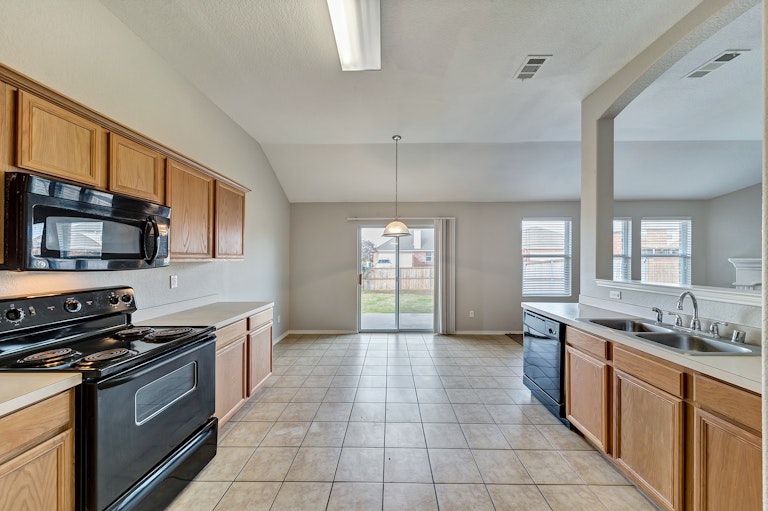 Photo 4 of 34 - 202 Rosewood Ct, Red Oak, TX 75154