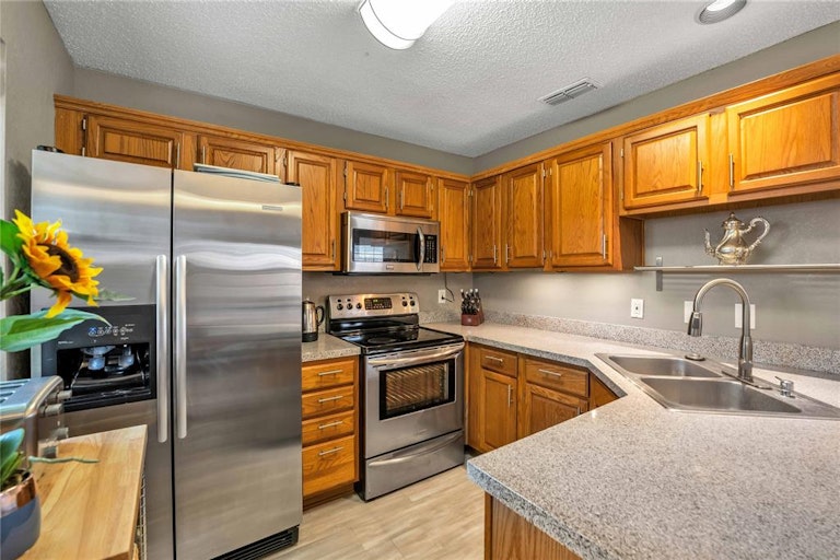 Photo 15 of 31 - 915 Azalia Dr, Lewisville, TX 75067