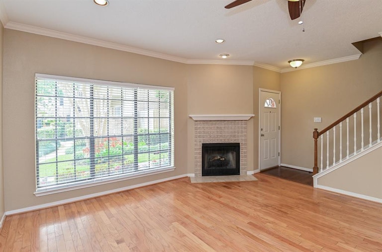 Photo 7 of 32 - 7350 Kirby Dr #37, Houston, TX 77030