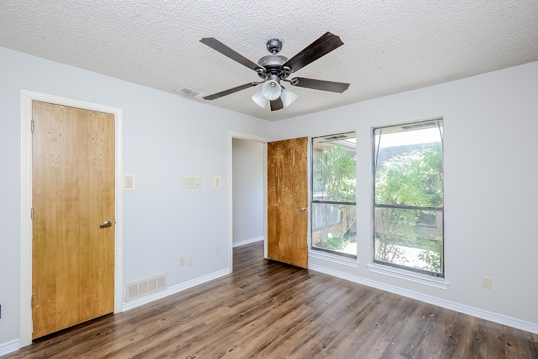 Photo 20 of 25 - 326 Hummingbird Ln, Duncanville, TX 75137