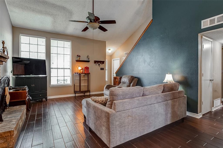 Photo 6 of 32 - 4673 Bracken Dr, Fort Worth, TX 76137