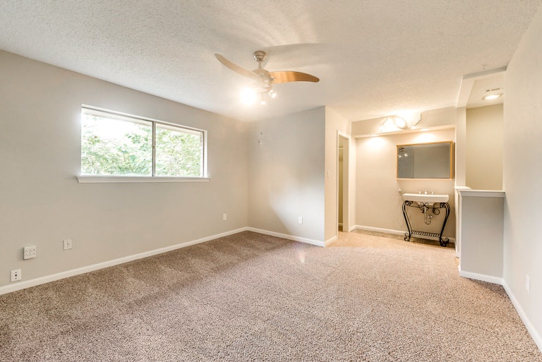 Photo 13 of 25 - 808 S Atkerson Ln, Euless, TX 76040