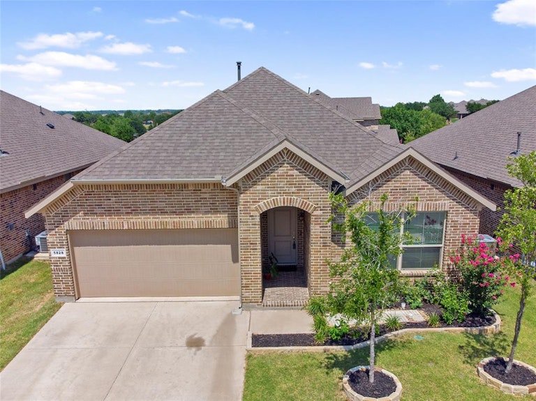 Photo 33 of 40 - 5828 Stream Dr, Fort Worth, TX 76137