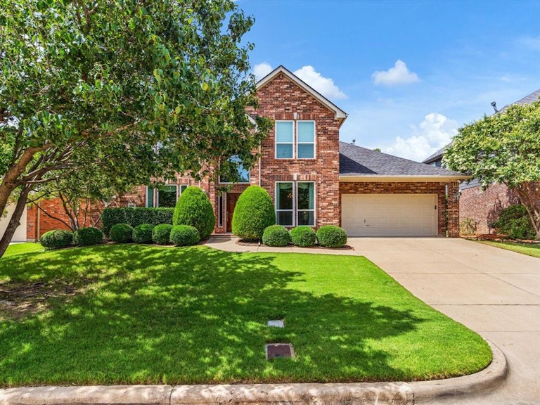 Photo 3 of 40 - 6916 Canyon Springs Rd, Fort Worth, TX 76132