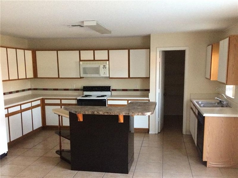 Photo 4 of 25 - 3102 Holland Dr, Orlando, FL 32825