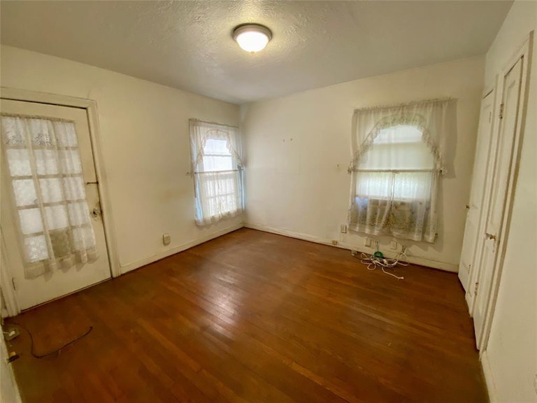Photo 7 of 14 - 6722 Kernel St, Houston, TX 77087