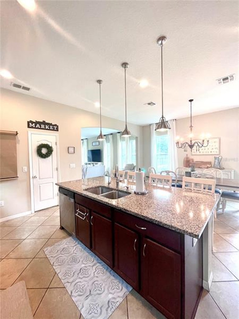 Photo 11 of 44 - 5910 Village Center Dr, Lithia, FL 33547