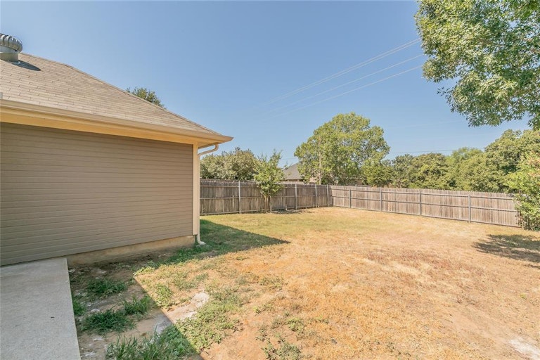 Photo 29 of 32 - 753 Stribling Cir, Azle, TX 76020