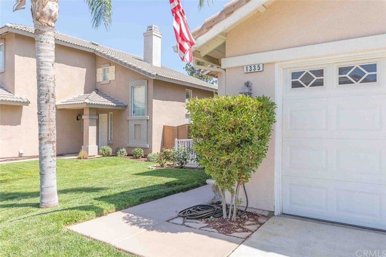 Photo 4 of 38 - 1335 Longwood Pines Ln, Corona, CA 92881