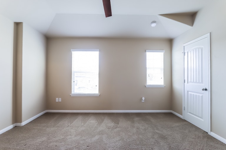 Photo 14 of 25 - 317 Crater Lake Dr, Pflugerville, TX 78660