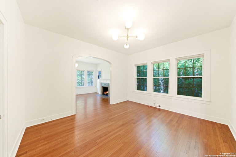 Photo 9 of 39 - 347 E Huisache Ave, San Antonio, TX 78212
