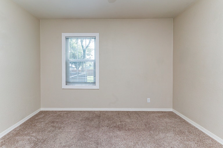 Photo 14 of 19 - 1210 S Gilpin Ave, Dallas, TX 75211