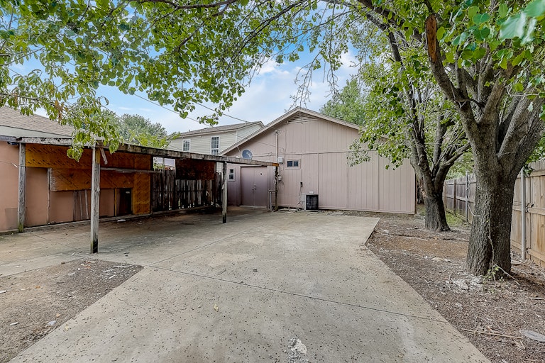 Photo 9 of 36 - 10503 Leroy Ct, Dallas, TX 75217