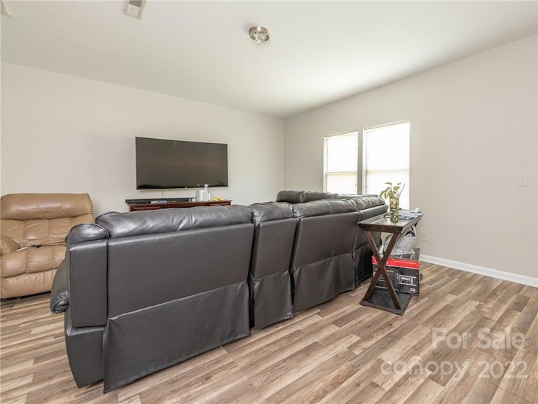 Photo 15 of 35 - 926 Corvus Ct, Charlotte, NC 28216