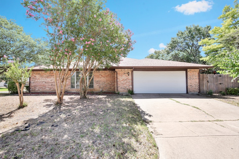 Photo 25 of 26 - 4829 Applewood Rd, Fort Worth, TX 76133