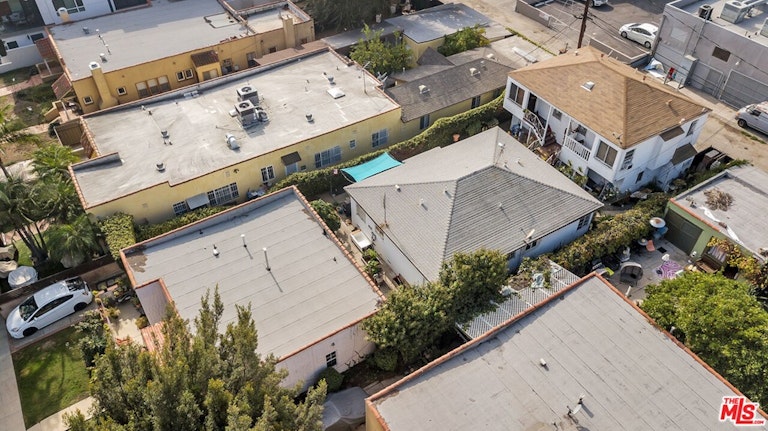 Photo 4 of 19 - 827 N McCadden Pl, Los Angeles, CA 90038