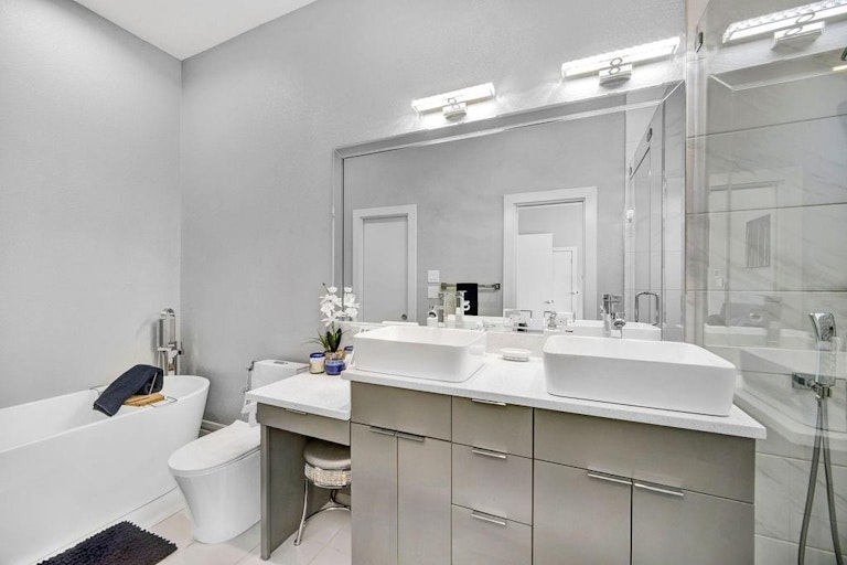 Photo 28 of 31 - 4806 Lynnacre Dr, Dallas, TX 75211