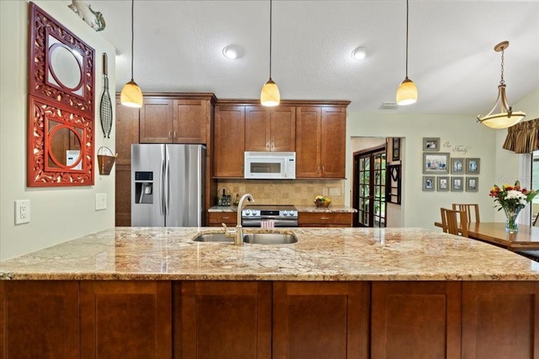 Photo 14 of 42 - 4904 Dewey Rose Ct, Tampa, FL 33624