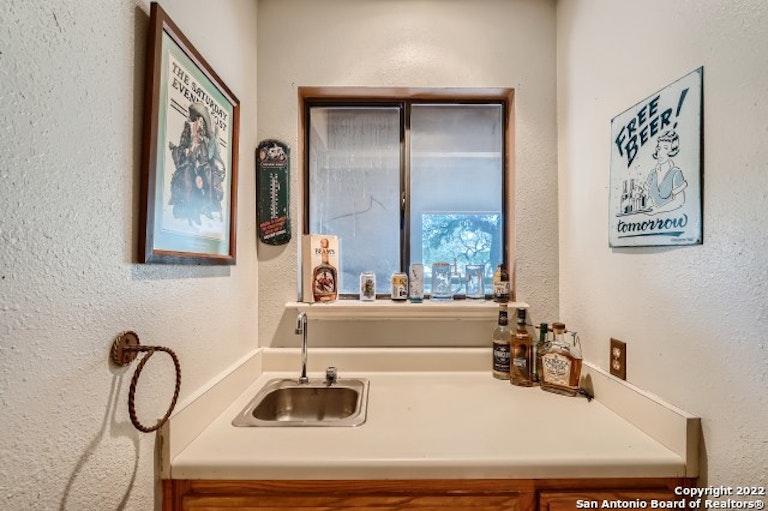 Photo 12 of 38 - 1122 Crescent Hill Dr, San Antonio, TX 78253
