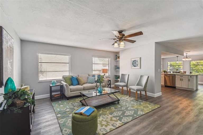 Photo 23 of 42 - 8010 Diagonal Rd N, Saint Petersburg, FL 33702