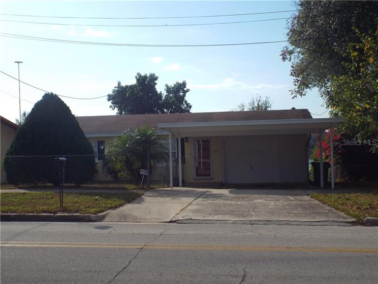 Photo 3 of 20 - 212 Shepard Ave, Dundee, FL 33838