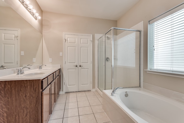 Photo 5 of 28 - 905 Charleston Ln, Savannah, TX 76227