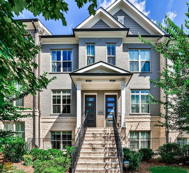 Photo 2 of 42 - 4213 Deming Cir, Atlanta, GA 30342