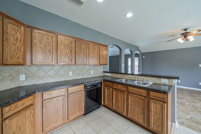 Photo 9 of 36 - 12810 Candlewood Glen Ln, Houston, TX 77014