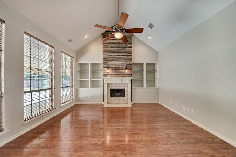 Photo 11 of 32 - 1105 NW Renfro St, Burleson, TX 76028
