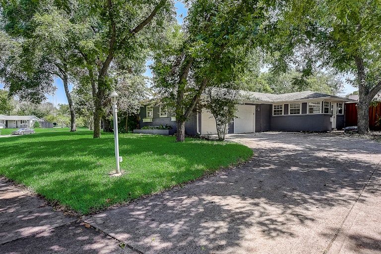 Photo 1 of 29 - 3470 Timberview Rd, Dallas, TX 75229