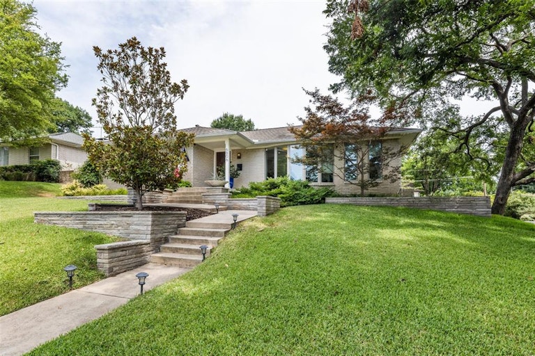 Photo 2 of 30 - 6806 Redstart Ln, Dallas, TX 75214