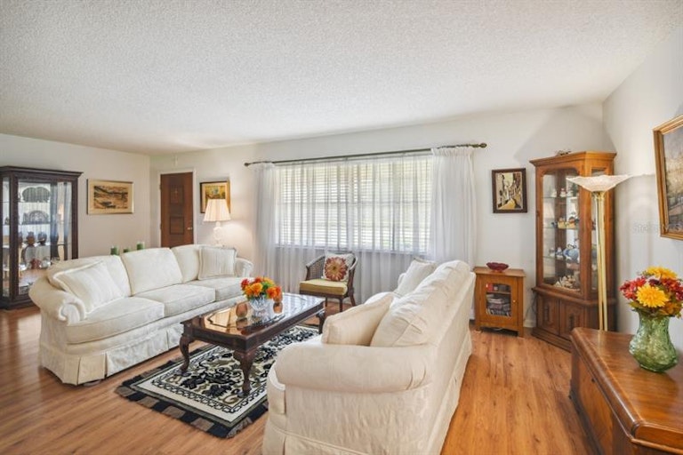 Photo 3 of 23 - 1456 Meadowlark Dr, Deltona, FL 32725