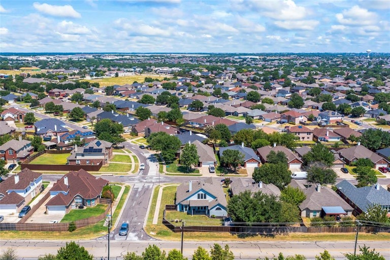 Photo 37 of 39 - 318 Fort Edward Dr, Arlington, TX 76002