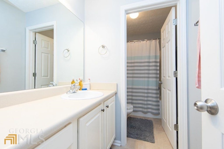 Photo 14 of 19 - 3296 Bridle Brook Dr, Auburn, GA 30011
