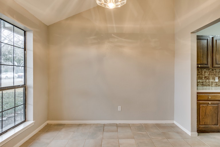 Photo 10 of 23 - 505 Country View Ln, Garland, TX 75043