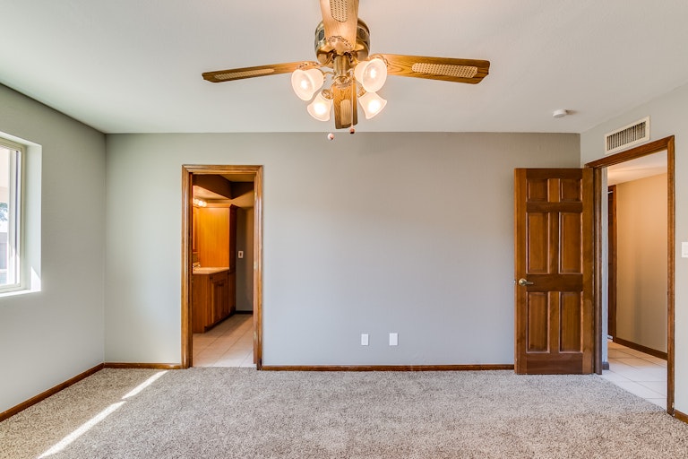 Photo 15 of 31 - 5245 W Christy Dr, Glendale, AZ 85304