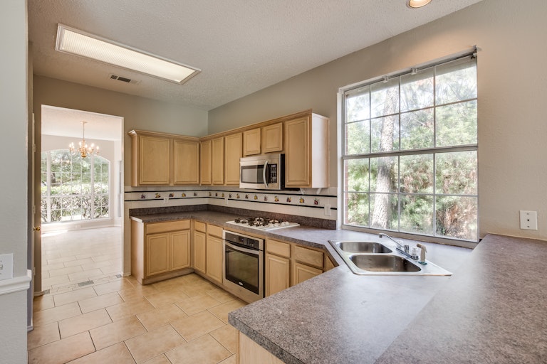 Photo 13 of 32 - 312 Sweet Leaf Ln, Lake Dallas, TX 75065