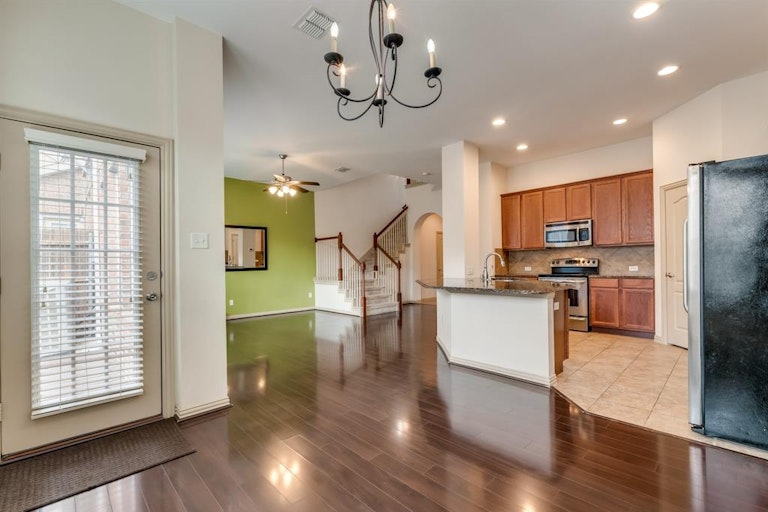 Photo 5 of 19 - 3824 Vienna St, Irving, TX 75038