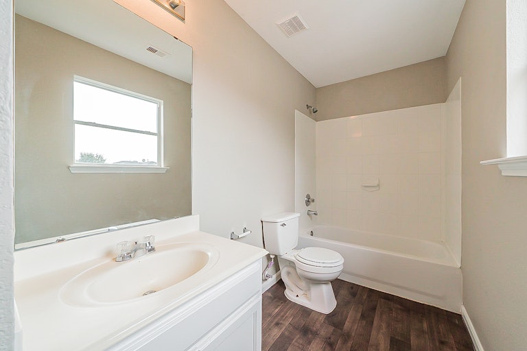 Photo 6 of 38 - 18910 Remington Mill Dr, Houston, TX 77073