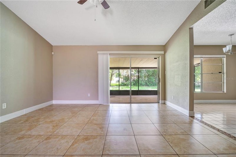 Photo 4 of 33 - 9425 Cannon Dr, Orlando, FL 32817