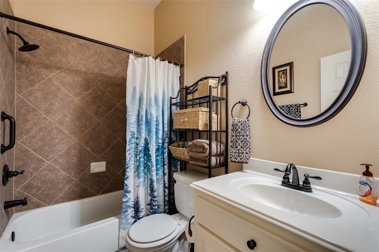 Photo 23 of 35 - 10304 Fossil Valley Dr, Fort Worth, TX 76131