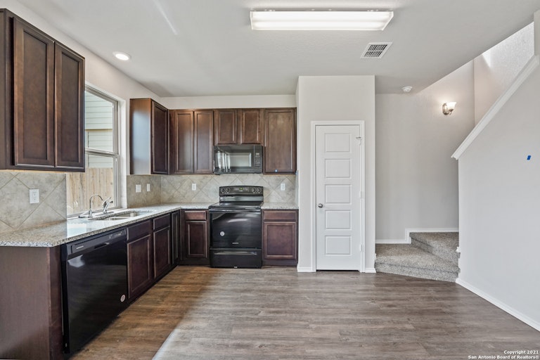 Photo 7 of 19 - 9311 Somers Bnd, San Antonio, TX 78211